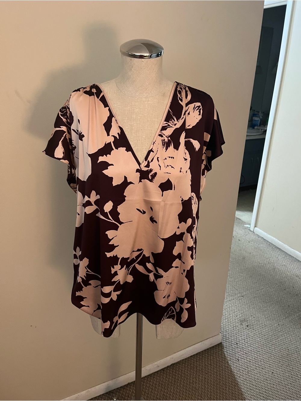 White House Black Market Blush and Burgundy Floral V-Neck Flutter Sleeve Top